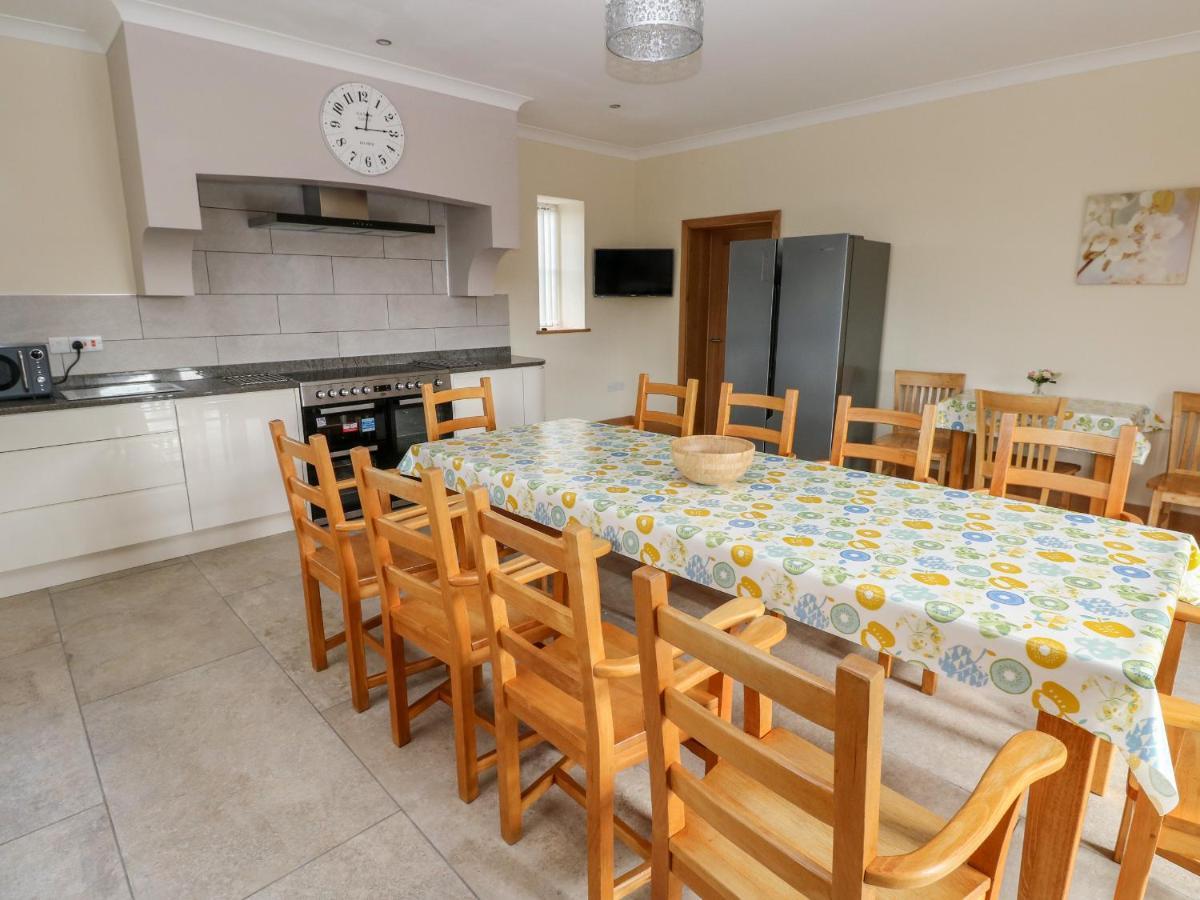Grooms Quarters At Pant Y Gaseg Farm Ammanford Buitenkant foto
