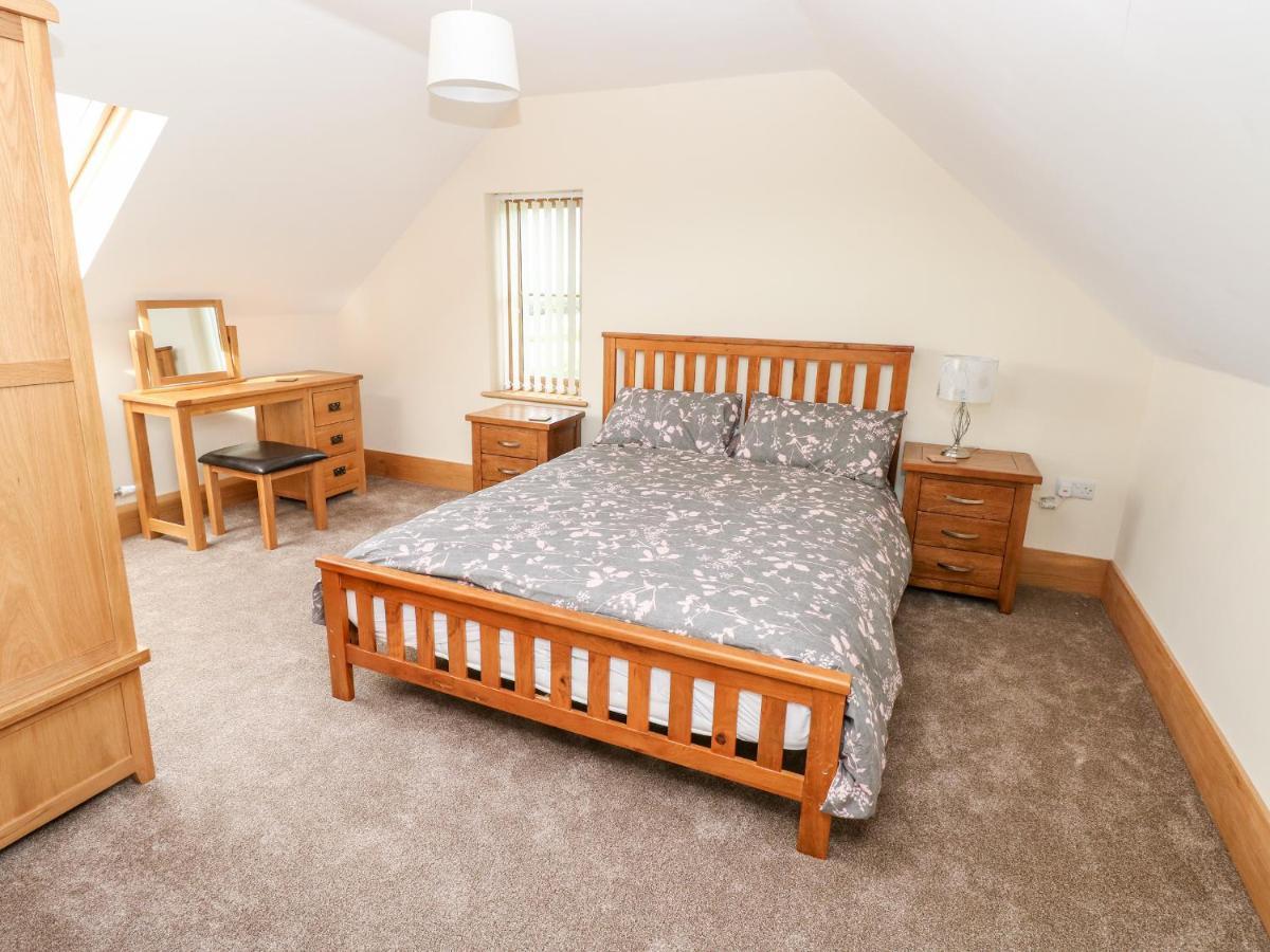 Grooms Quarters At Pant Y Gaseg Farm Ammanford Buitenkant foto