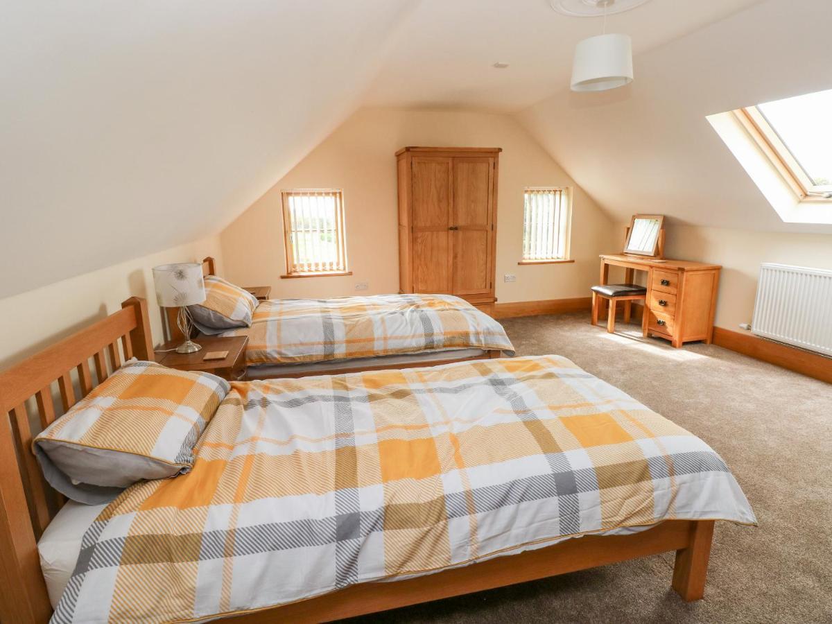 Grooms Quarters At Pant Y Gaseg Farm Ammanford Buitenkant foto