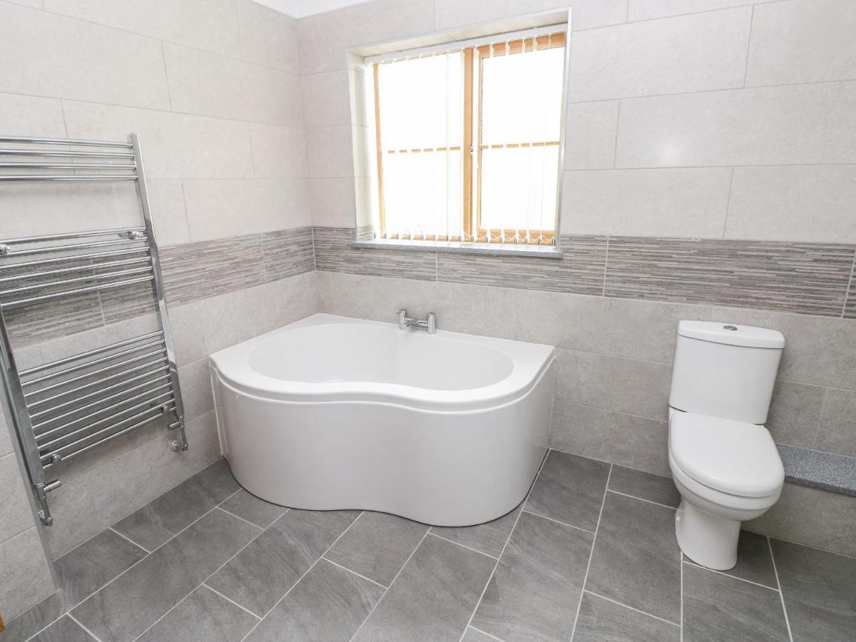 Grooms Quarters At Pant Y Gaseg Farm Ammanford Buitenkant foto